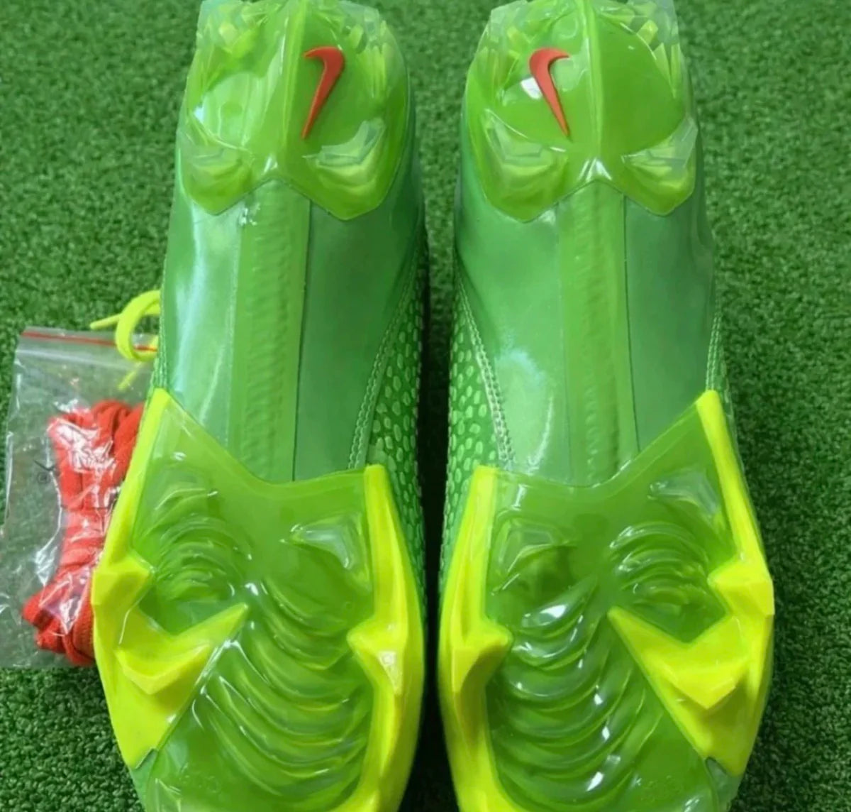 Kobe grinch cleat
